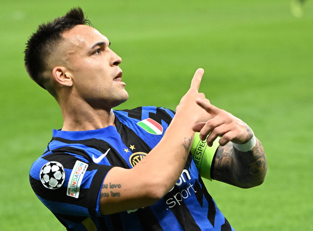 陕西：近百名选手冰上竞速 助力冰雪运动“热”起来